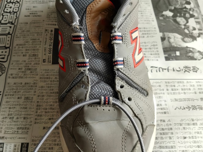 靴ひもを脱いた状態